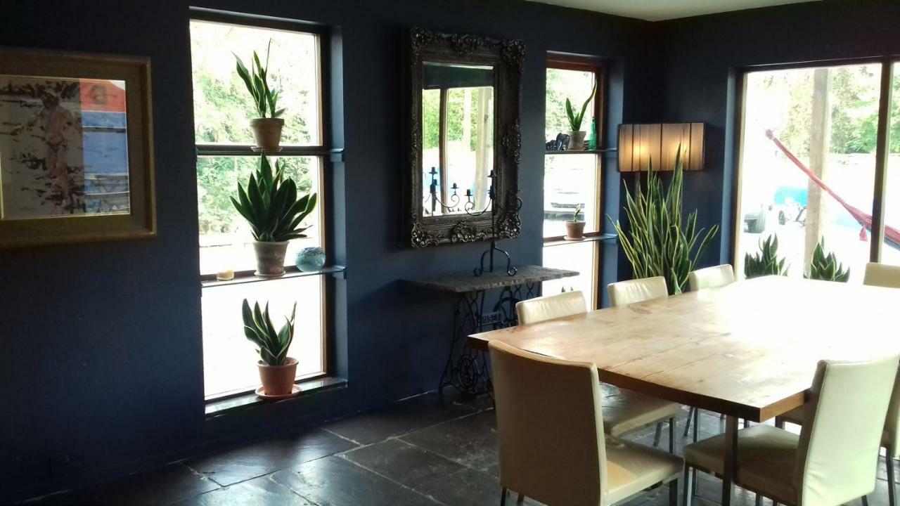 The Village Studio Apartments Моут Екстериор снимка