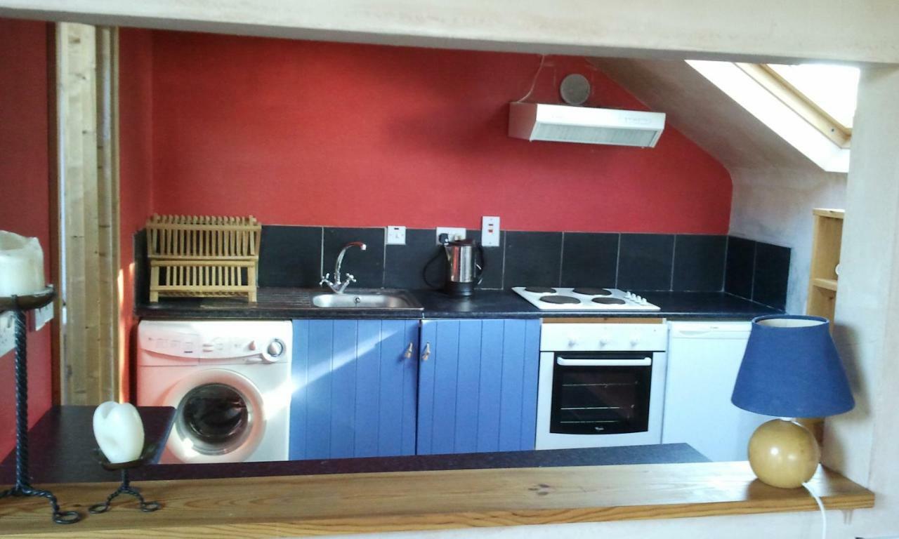 The Village Studio Apartments Моут Екстериор снимка