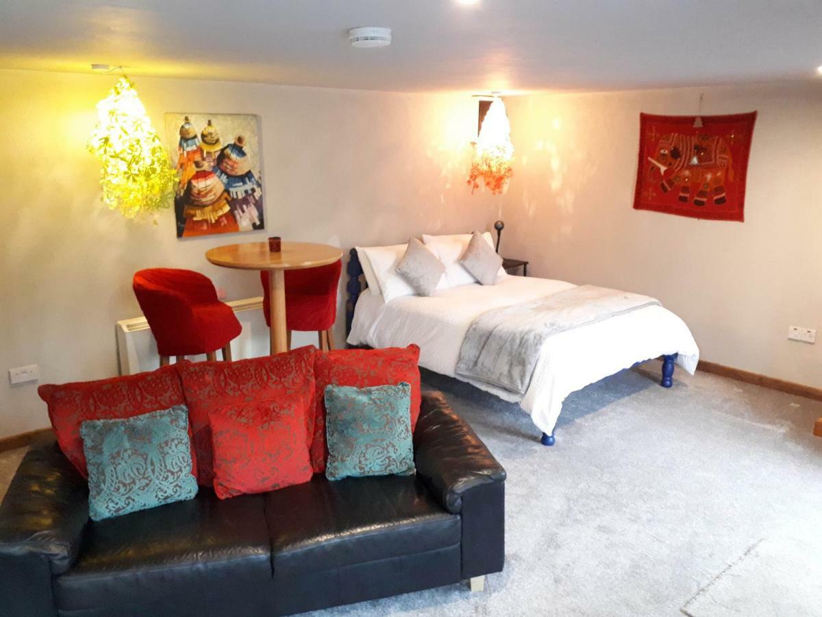 The Village Studio Apartments Моут Екстериор снимка
