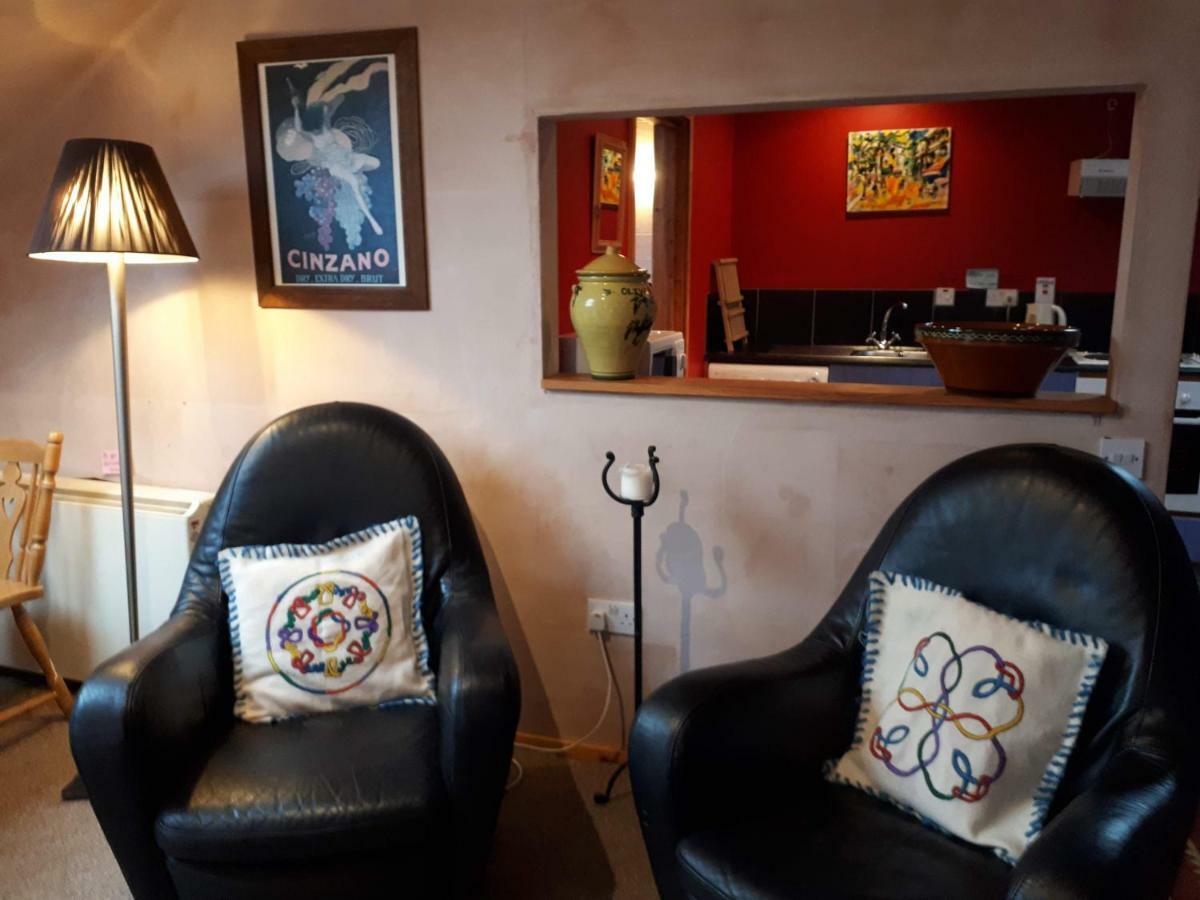 The Village Studio Apartments Моут Екстериор снимка